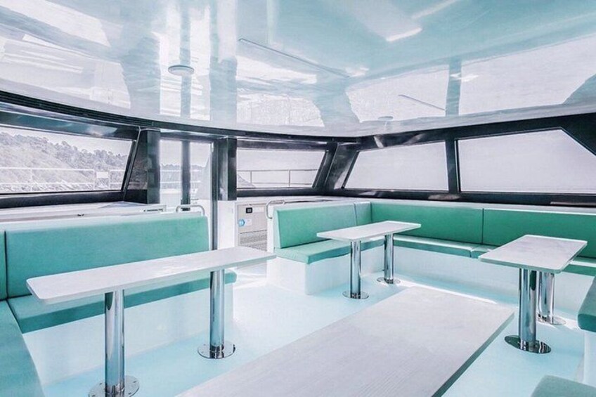Un intérieur moderne avec des sièges de couleur turquoise et des tables blanches. 4