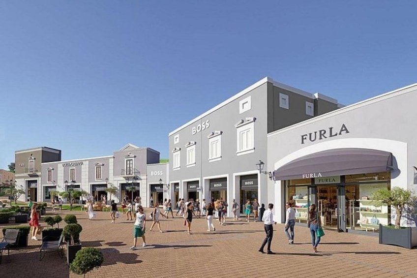 Zona comercial con tiendas como Boss y Furla. 5