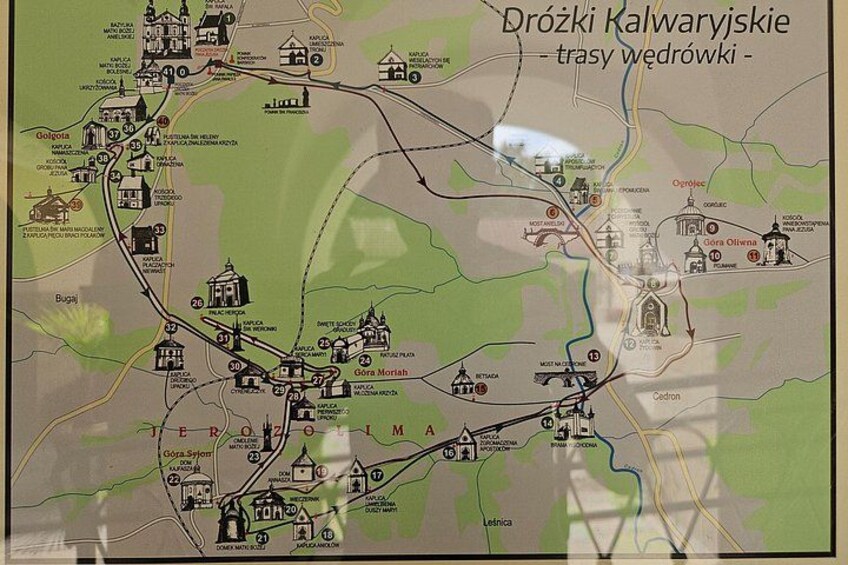 Een kaart van Drożki Kalwaryjskie met daarop aangegeven wandelpaden en bezienswaardigheden. 3
