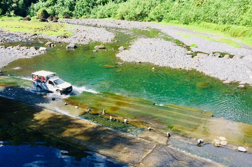 Experience the ultimate adventure with 4X4 SAFARI HEREAKIMANU TAHITI! Cross the largest valley of Tahiti and marvel at spectacular scenery surrounded by lush nature. 3