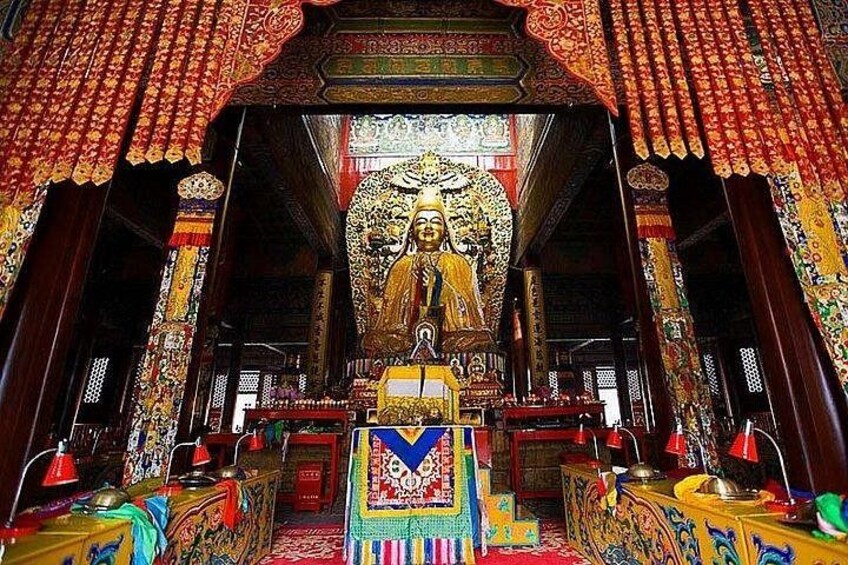 L’intérieur d’un temple, avec une statue centrale, des décorations somptueuses et une architecture traditionnelle. 1