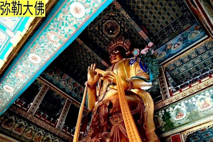 Une grande statue d’une divinité, dans un temple aux décorations somptueuses et dont le plafond est orné de motifs. 3