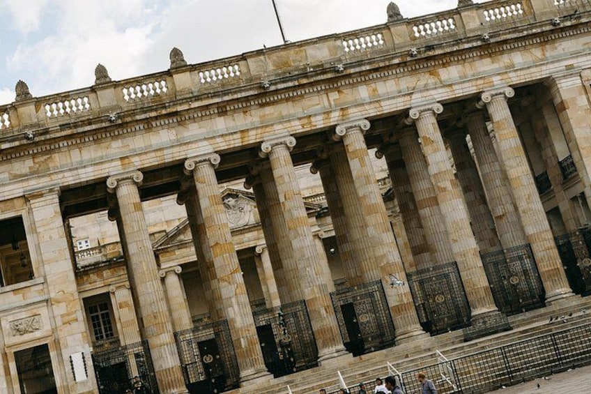 Ein historisches Gebäude mit großen Säulen und aufwendigen Verzierungen. 4