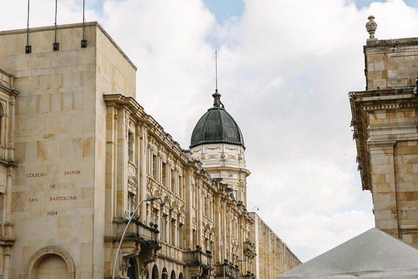 Ein historisches Gebäude mit einer Kuppel und klassizistischer Architektur. 1
