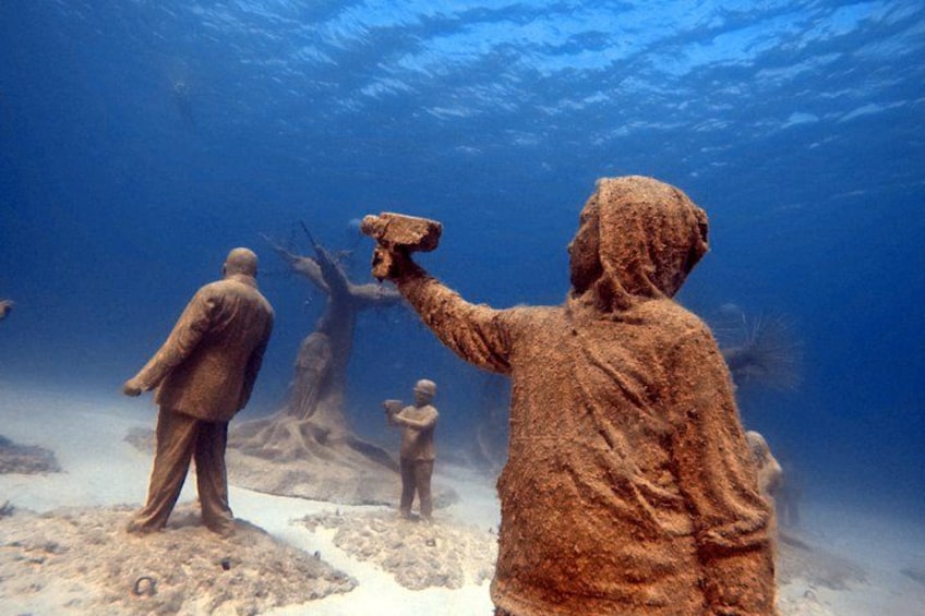 Underwater sculptures of human figures. 2