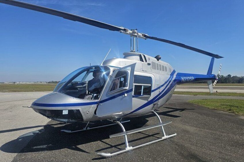 Ein Hubschrauber mit der Kennung N212SP steht auf einem Rollfeld. 3