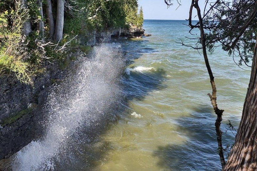 Un río con aguas cristalinas, rodeado de árboles y terreno rocoso. 2