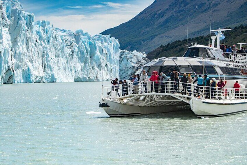 A boat with passengers near a glacier. 1