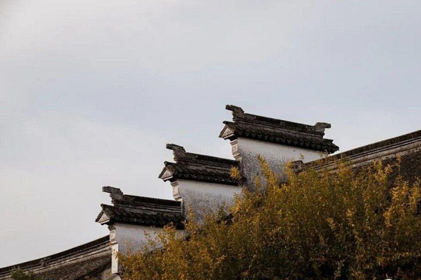 Architettura cinese tradizionale caratterizzata da tetti a più livelli e pareti bianche. 2