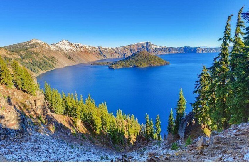 Un lago rodeado de montañas y árboles de coníferas. 2