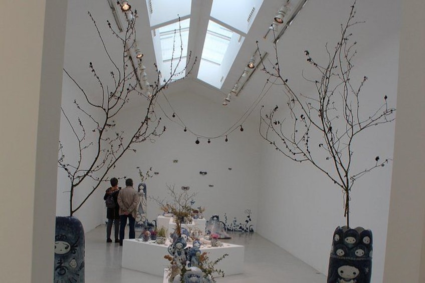 Een galerij met moderne sculpturen en installaties. 5