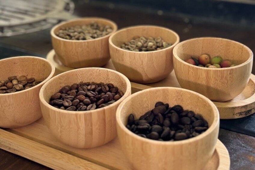 Seis tazones de madera con diferentes tipos de frijoles sobre una bandeja de madera. 3