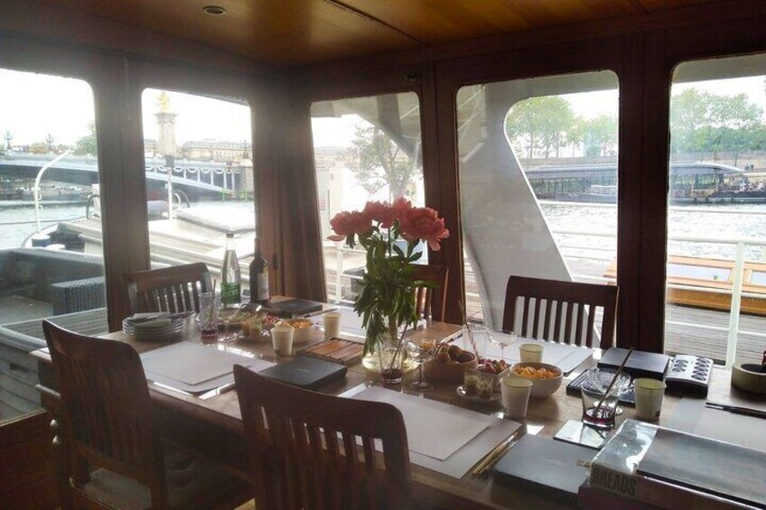 Fashion design on the boat with brunch in the centre of Paris 4