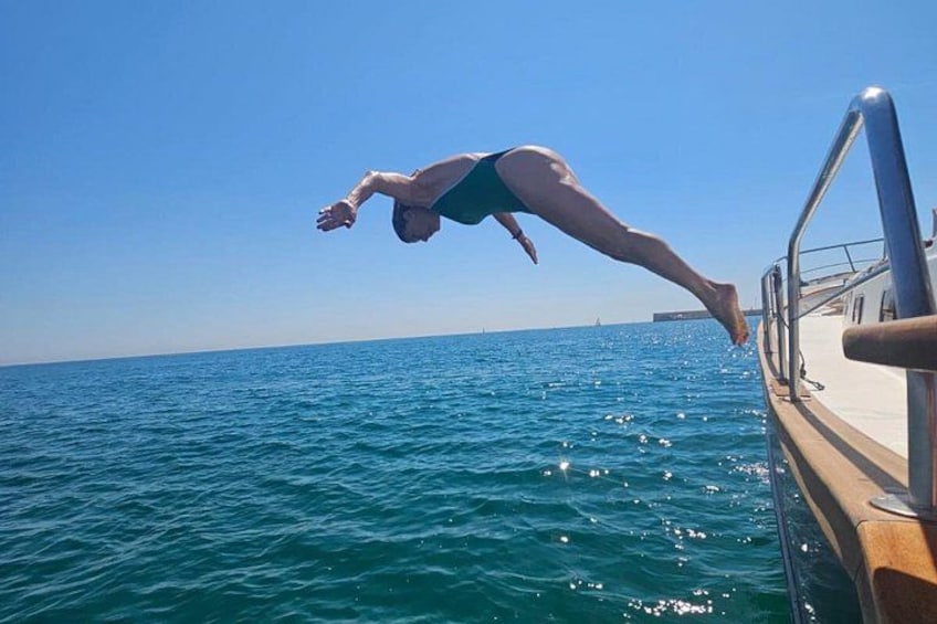 Una persona se sumerge en el océano desde un bote. 4