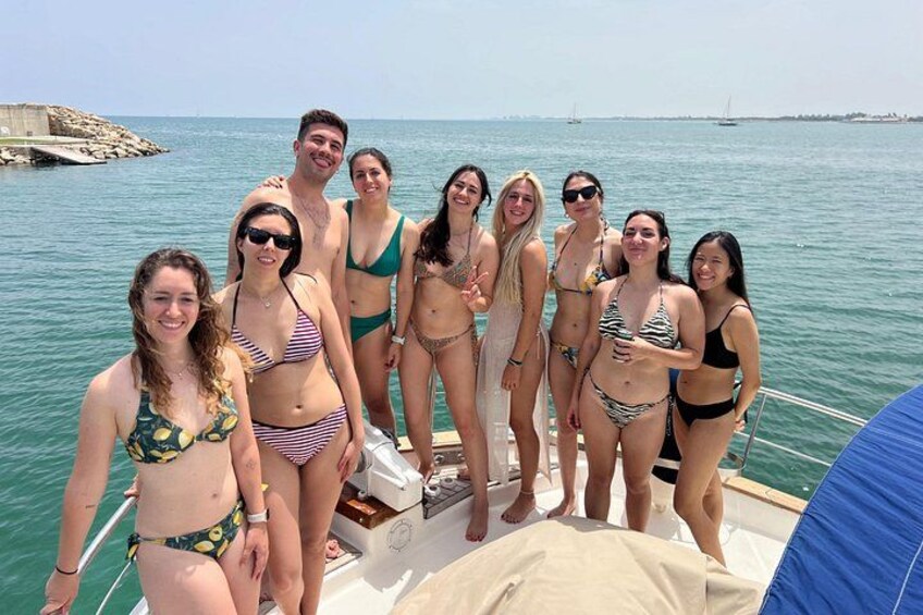 Un grupo de personas en un bote cerca de un muelle rocoso. 5