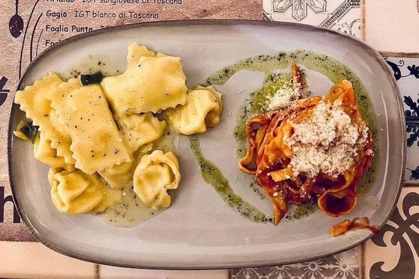 Un plato de ravioles y pasta con salsa verde y queso rallado. 4
