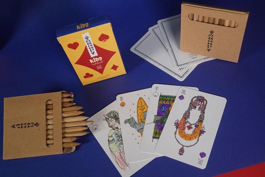 Una baraja de cartas, una caja de cerillas y un fósforo. 1