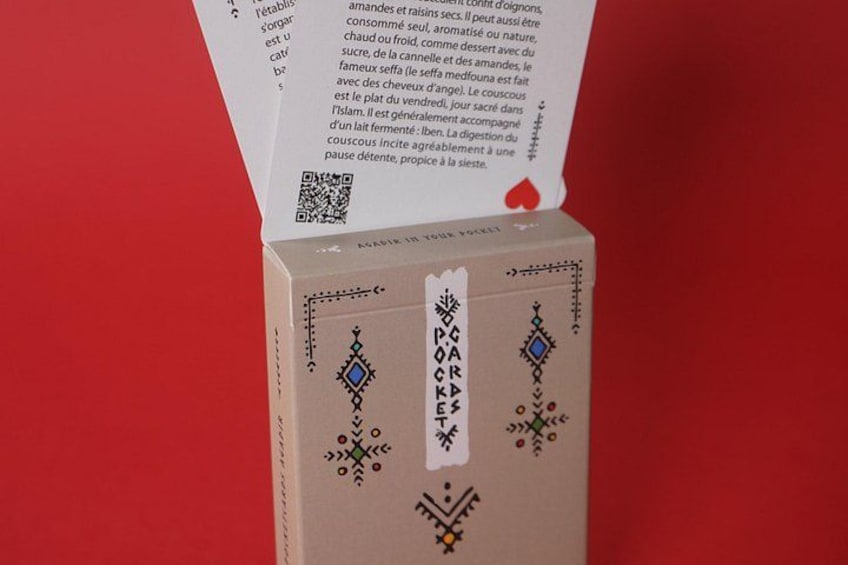 Una caja con diseños decorativos y texto. 5
