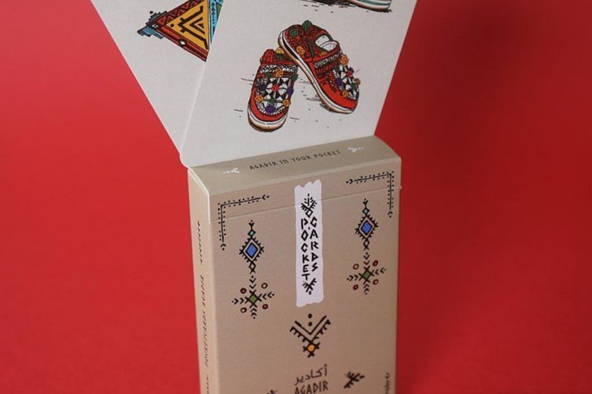 Una caja de zapatos con una ilustración de calzado colorido y diseños decorativos. 3