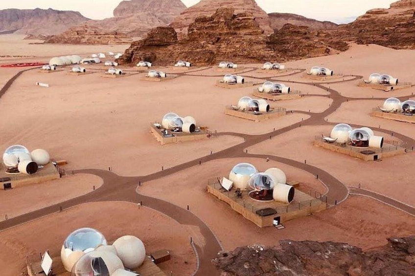 Paisaje desértico con estructuras esféricas y carreteras sinuosas. 5