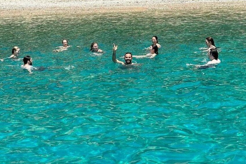 Des gens se baignent dans une eau d’un bleu cristallin. 1