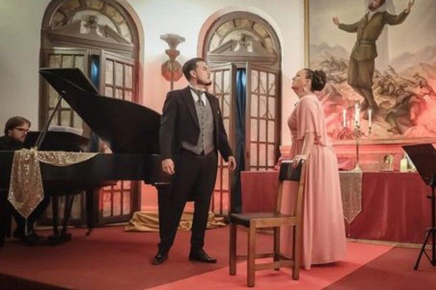 Opera singers with piano in Verona city center 4