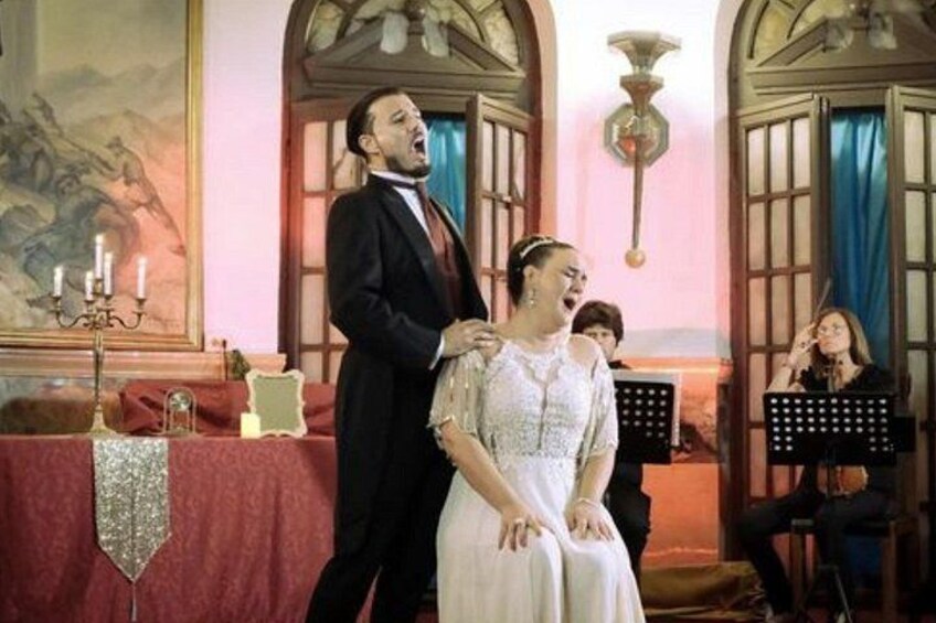 Opera singers in Verona near Arena 2