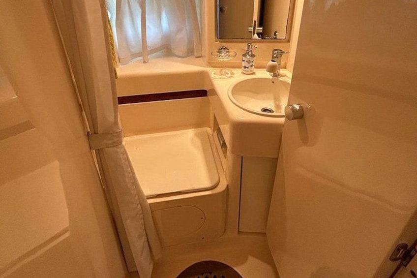 Un baño con bañera, lavabo e inodoro. 4