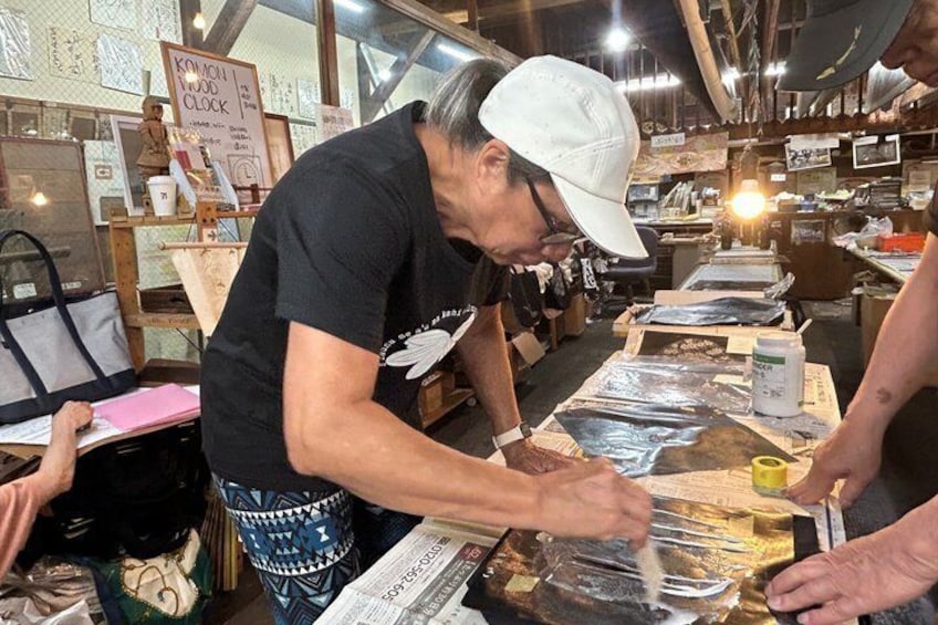 Una persona atendiendo pescado en un puesto de mercado. 3