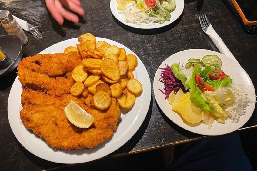 The queen of Viennese dishes: the traditional and always crispy Wiener Schnitzel! 1