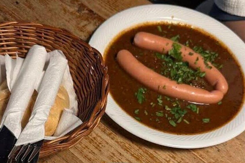 An appetizer that cannot be missed in Vienna: the classic Frankfurter Würstel im Gulaschsaft. 3