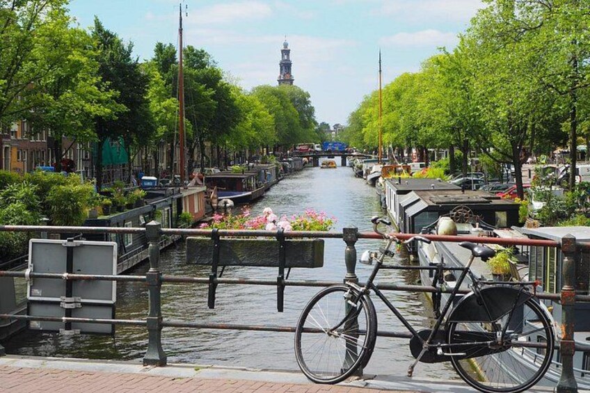 Un canal con barcos, una bicicleta y edificios a lo largo del agua. 2