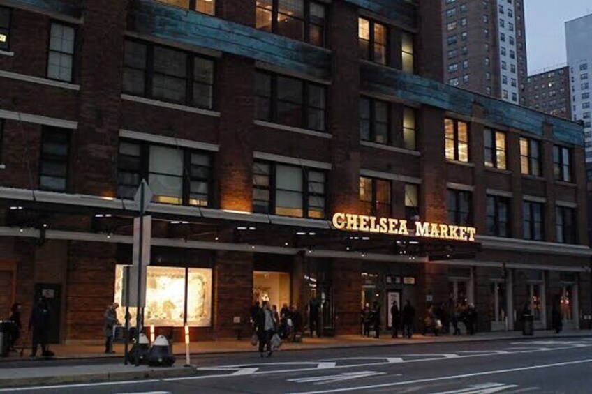 L'esterno del palazzo del Chelsea Market con il suo cartello illuminato. 3