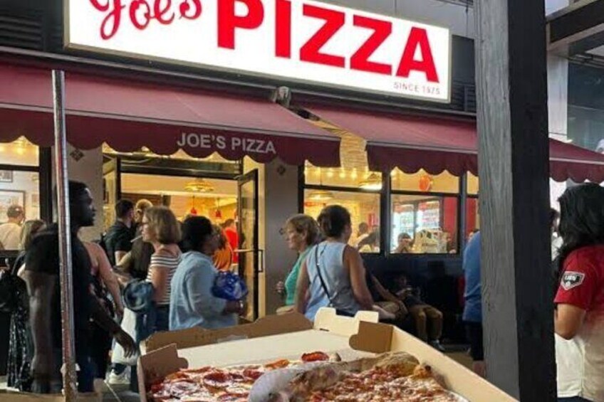 Pizzeria Joe's con una folla di persone fuori. 4