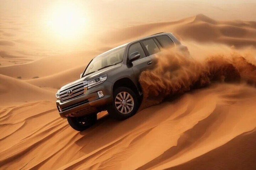 Un veicolo che si muove attraverso un deserto con dune di sabbia. 1