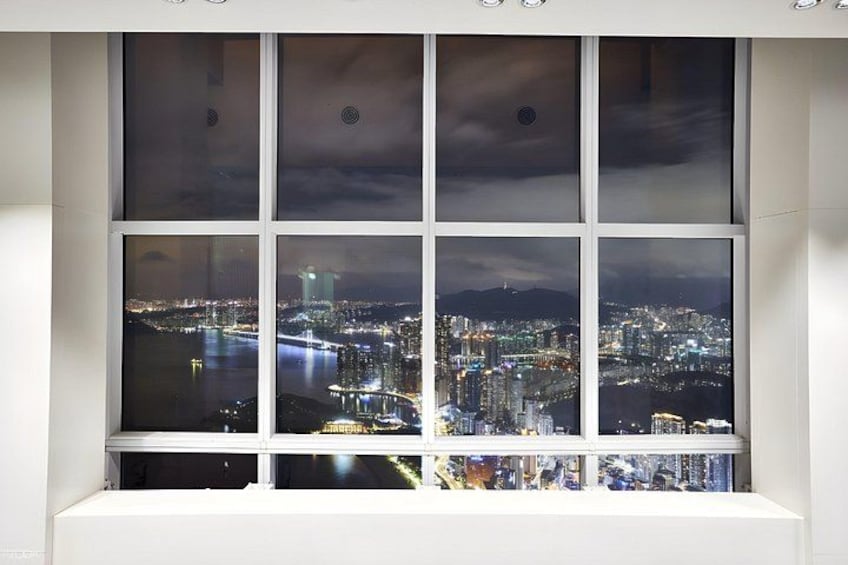 Una ventana con vista a un paisaje urbano nocturno. 2