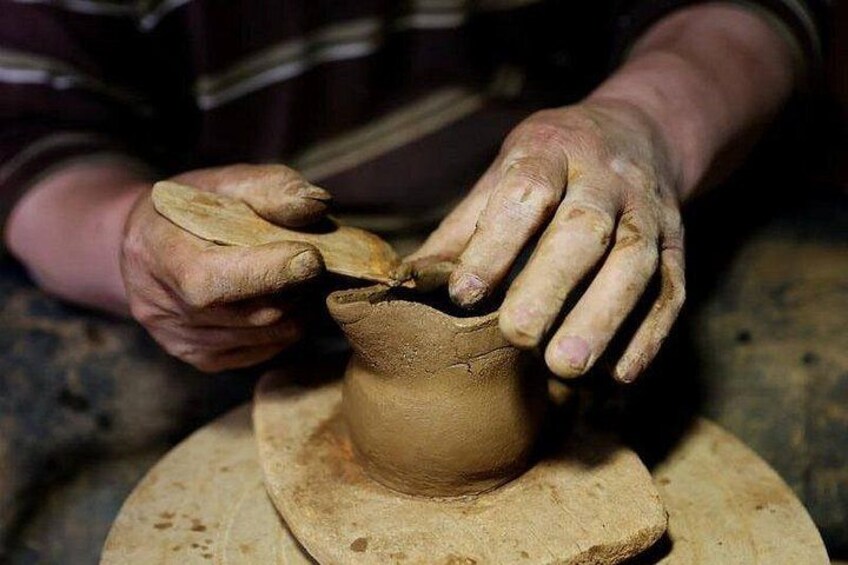 Mani che modellano un vaso su un tornio da ceramista. 4