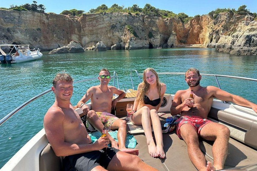 Un grupo de personas en un bote cerca de acantilados rocosos y aguas tranquilas. 2