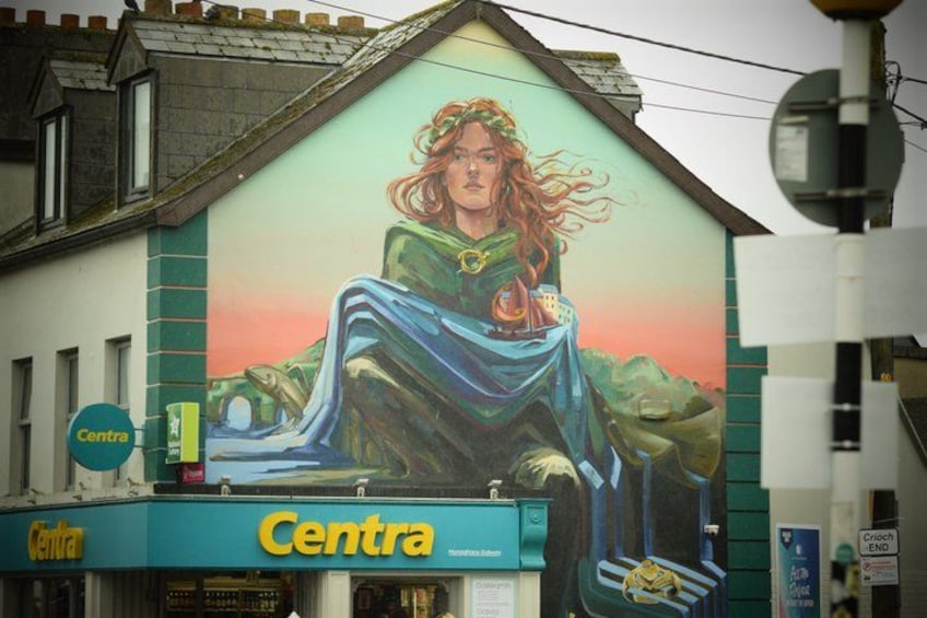 Un mural en un edificio con la palabra 'Centra' en la fachada. 2