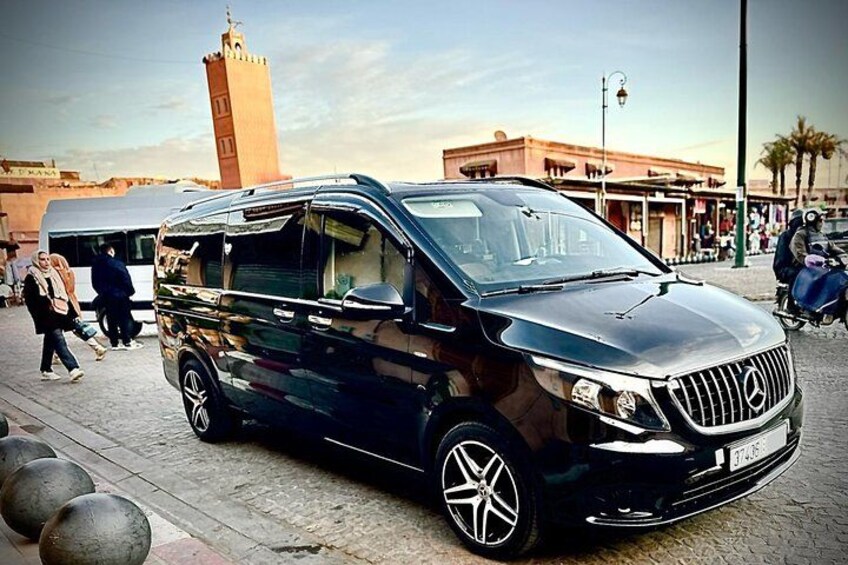 Ein schwarzer Mercedes-Benz Sprinter steht auf einer Kopfsteinpflasterstraße, im Hintergrund ist ein Minarett zu sehen. 3