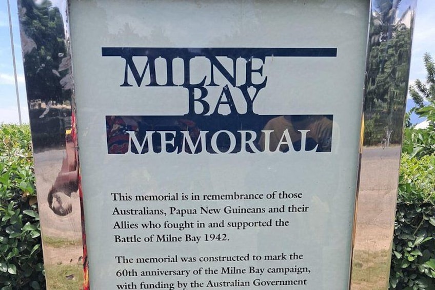 Un cartel conmemorativo con texto sobre la Batalla de Milne Bay 1942 y el 60 aniversario del Gobierno Australiano. 5