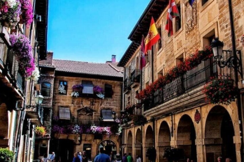 Laguardia main square 3