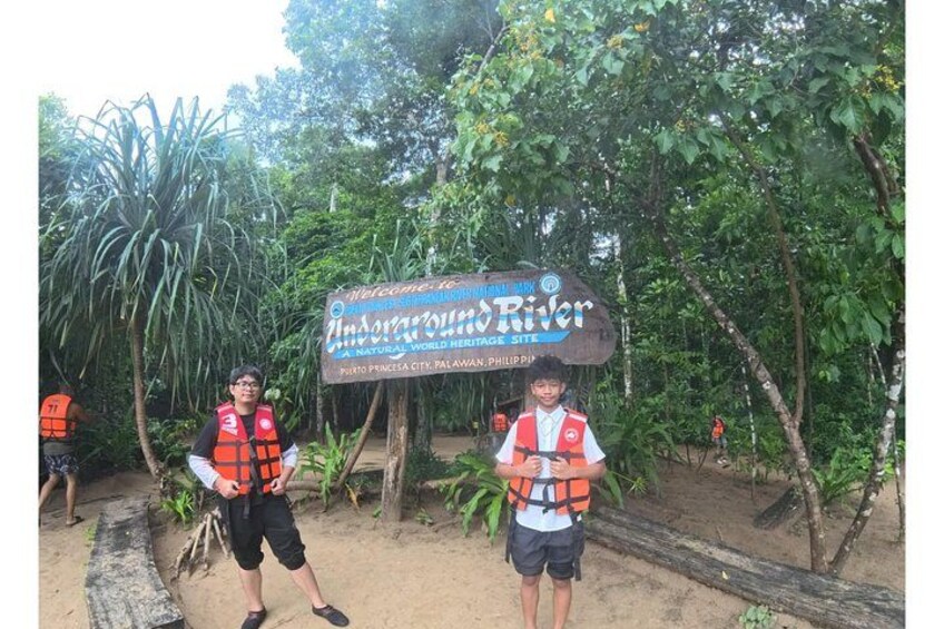 Zwei Personen in Rettungswesten stehen vor einem Schild, auf dem 'Andong River Cultural Heritage Site' steht. 2