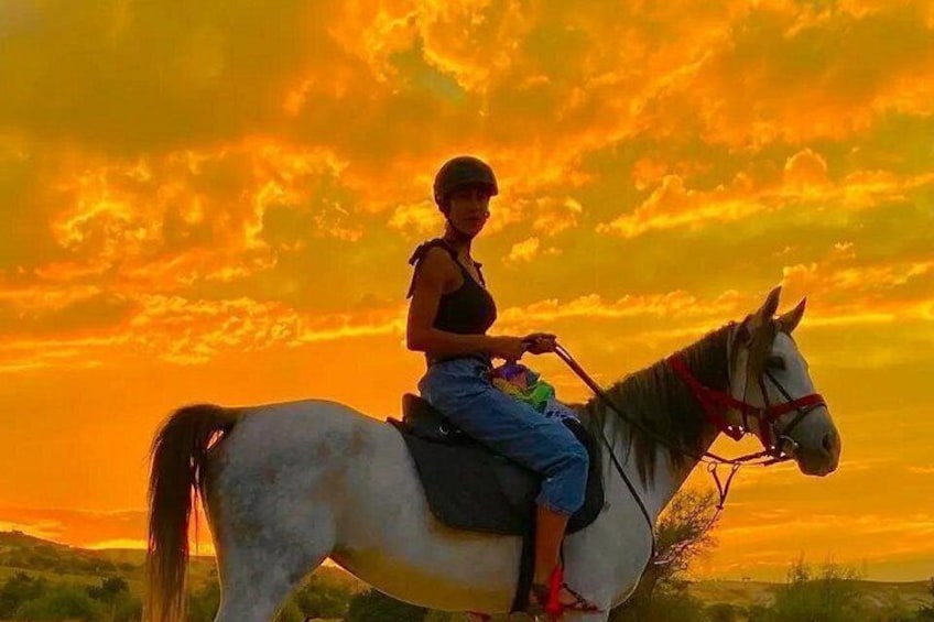 Una persona montando a caballo contra un cielo al atardecer. 4