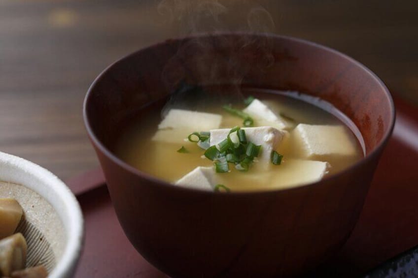 Un tazón de sopa de miso con tofu y cebollín. 2