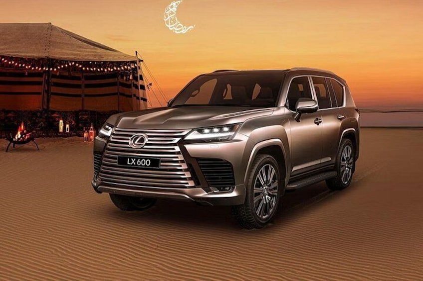 En Lexus LX 600 SUV i et ørkenlandskab med solnedgang i baggrunden. 4