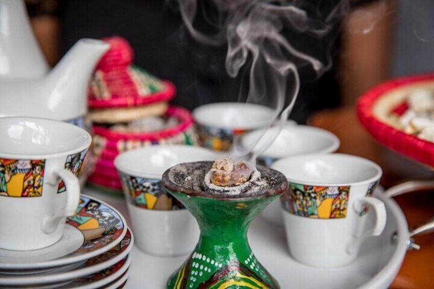 Eine traditionelle Teezeremonie mit Tassen, Untertassen und einem Shisha. 1
