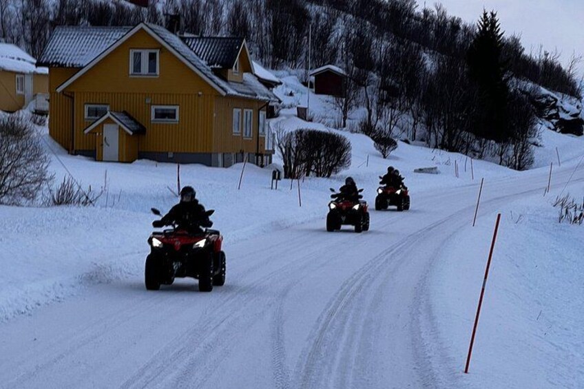 Sneglænsvej med huse og en person på en ATV. 2