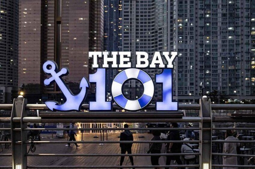 Un letrero con 'The Bay 101' y un símbolo de ancla. 3