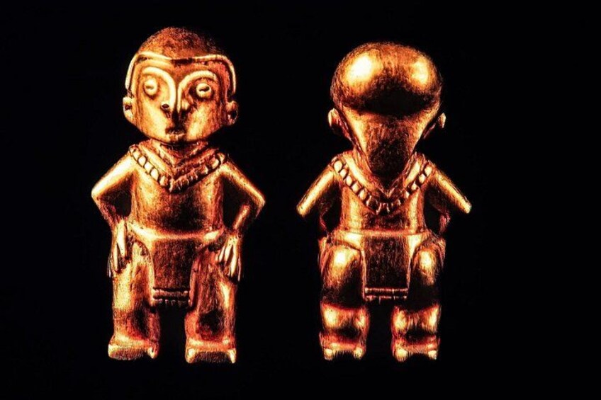 Deux statuettes en bronze, chacune présentant des traits du visage et des détails vestimentaires distincts. 5